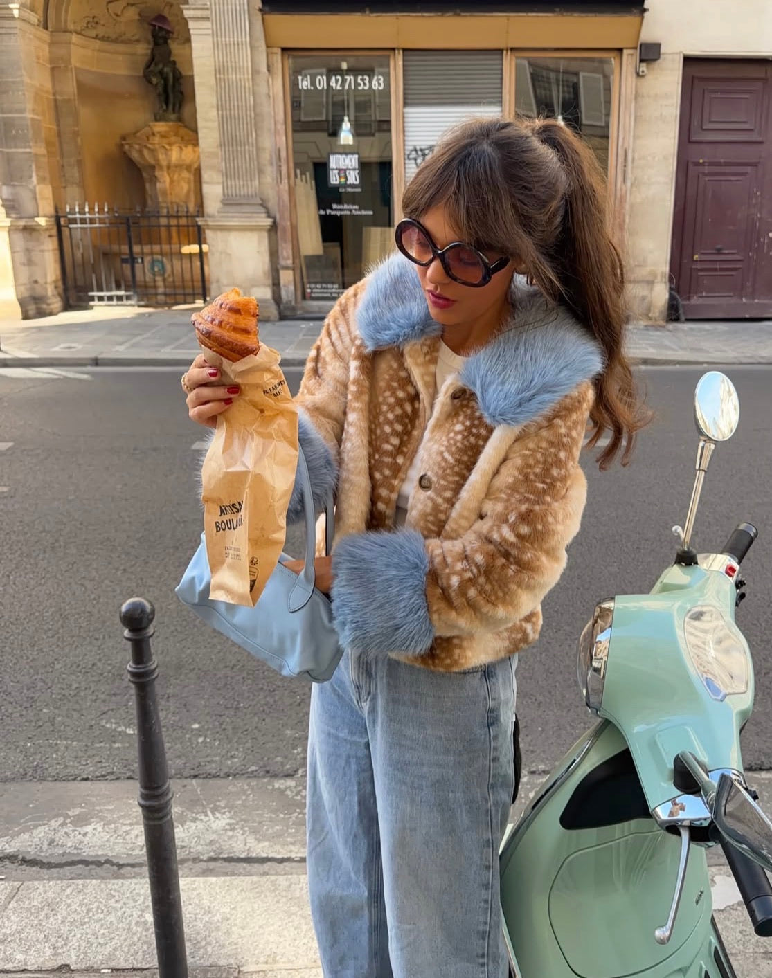 Veste courte Louna en fausse fourrure à détails bleu ciel