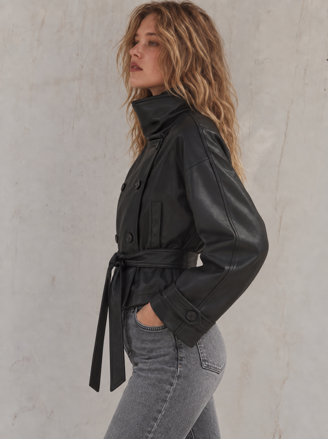 Veste courte effet cuir ceinturée