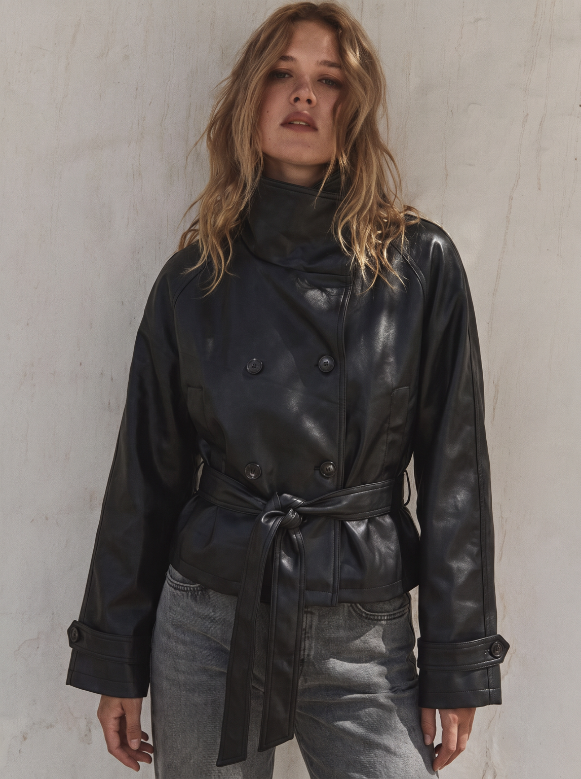 Veste courte effet cuir ceinturée