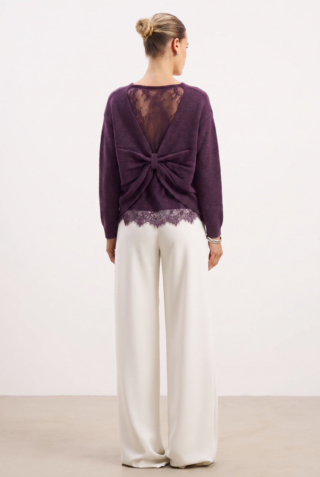 Pull dos dentelle à nouer prune – vue de dos