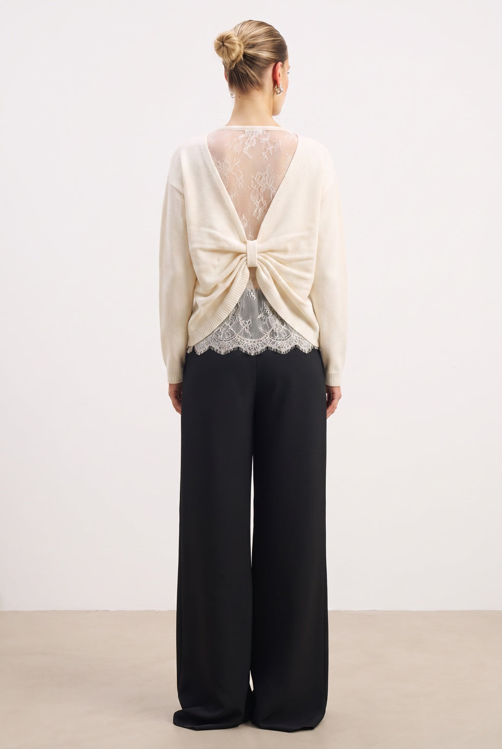 Pull dos dentelle à nouer beige – vue de dos