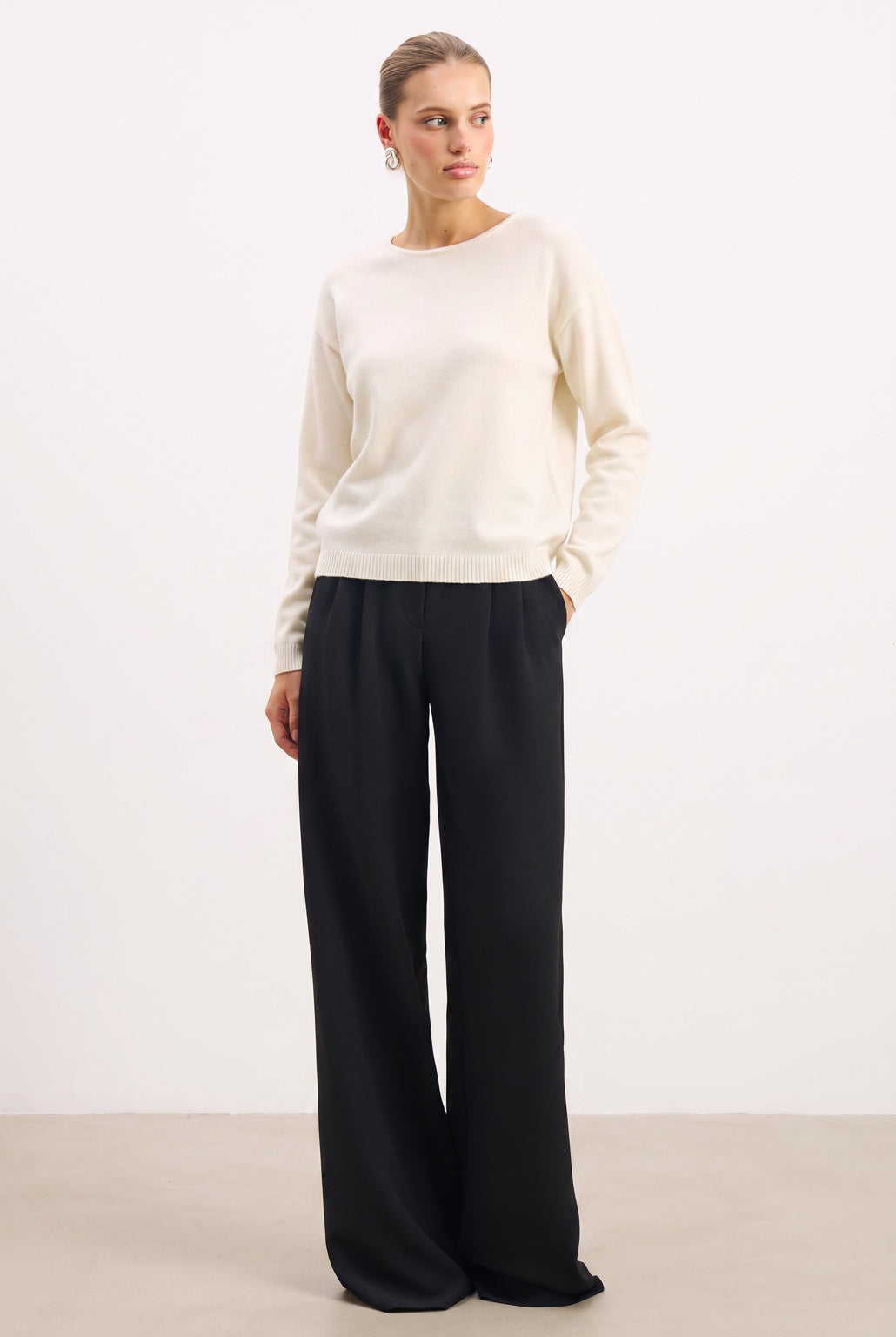 Pull dos dentelle à nouer beige – vue de face