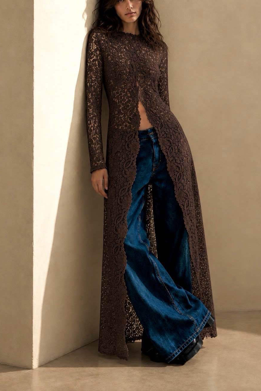 Kimono long chocolat en dentelle florale porté sur jean