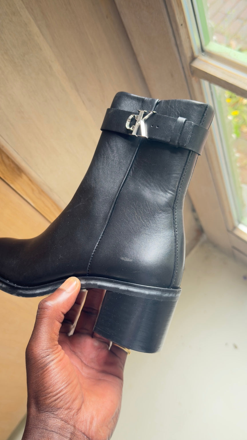 Bottine Calvin Klein Jade noire - détail logo CK