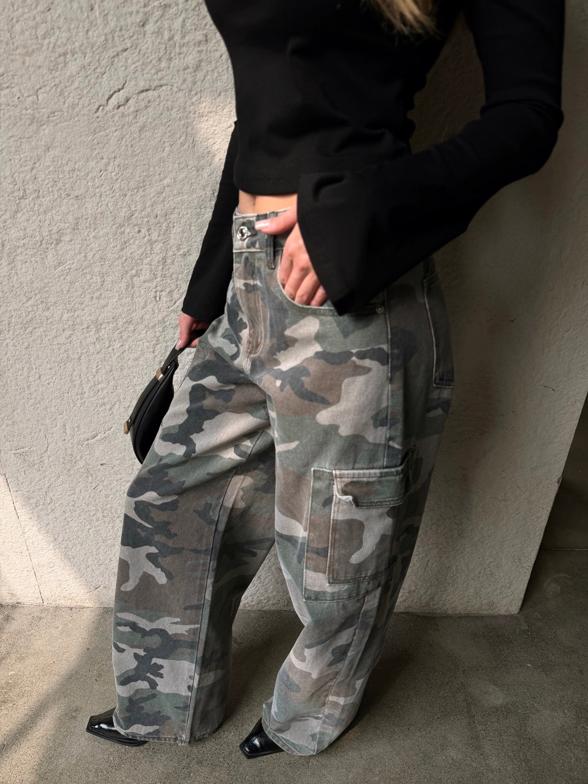 Détail des poches cargo et du denim camouflage