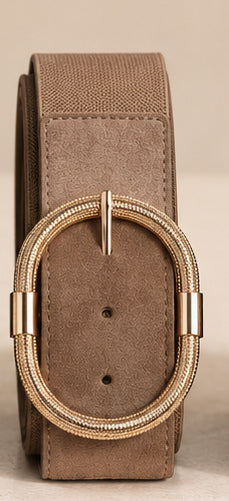 Ceinture ALIX camel, présentation individuelle sur fond beige avec boucle ovale dorée.