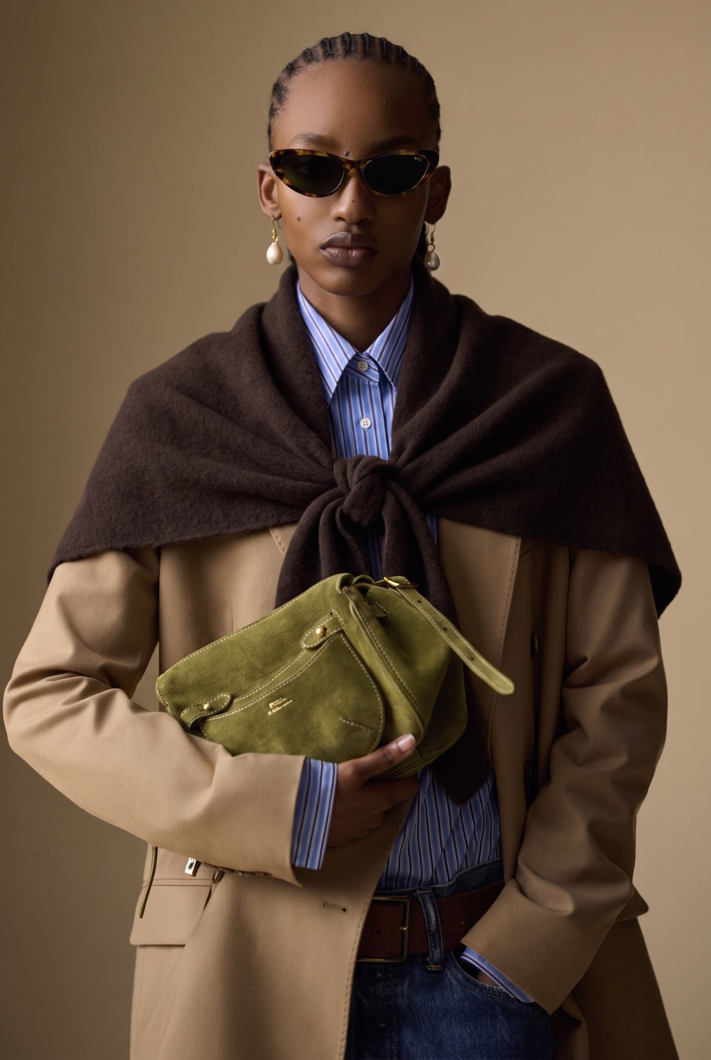 Foulard croisé en maille chocolat, référence 2701, porté noué sur les épaules avec un blazer beige.