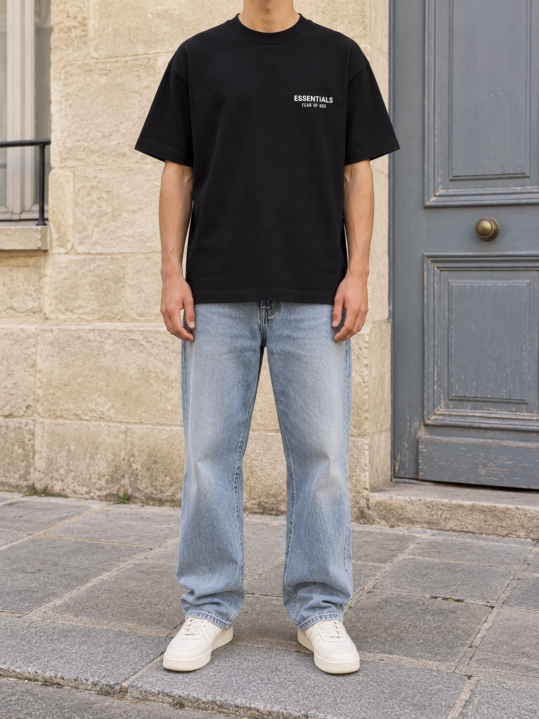 T-shirt Essentials noir manches courtes porté de face