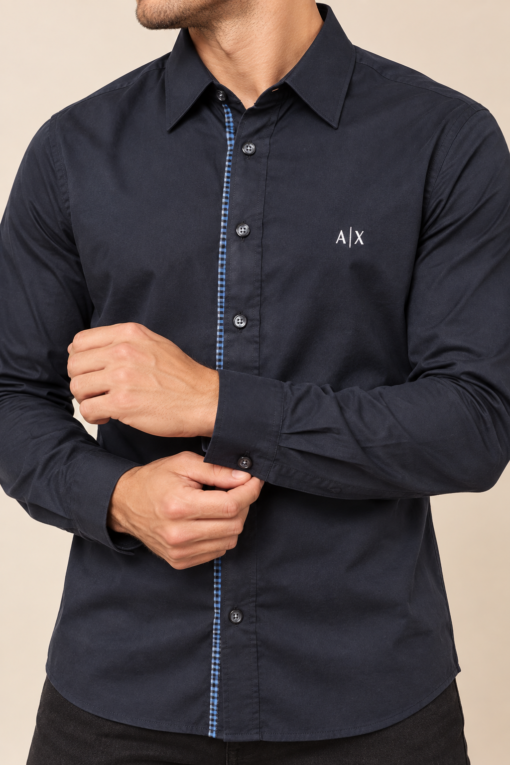 Chemise homme Armani Exchange bleu marine – détail col, patte et logo