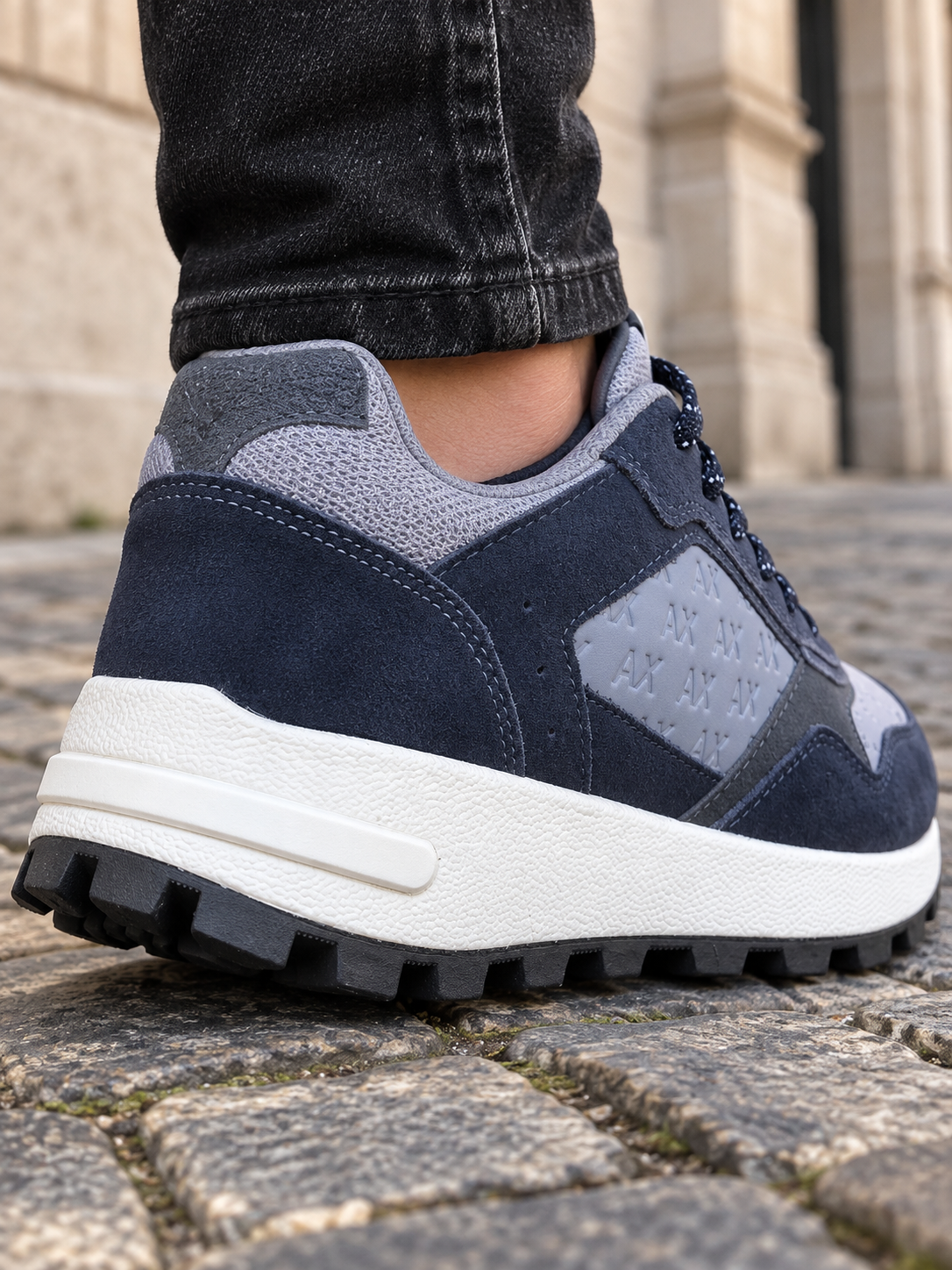 Sneakers Armani Exchange bleu et gris – détail talon et semelle