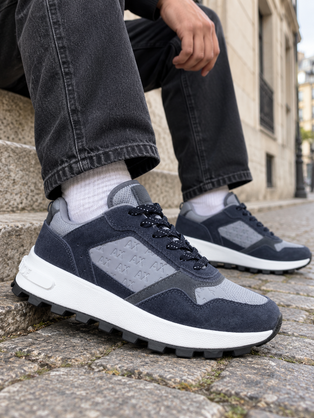 Sneakers Armani Exchange bleu et gris – vue latérale portée