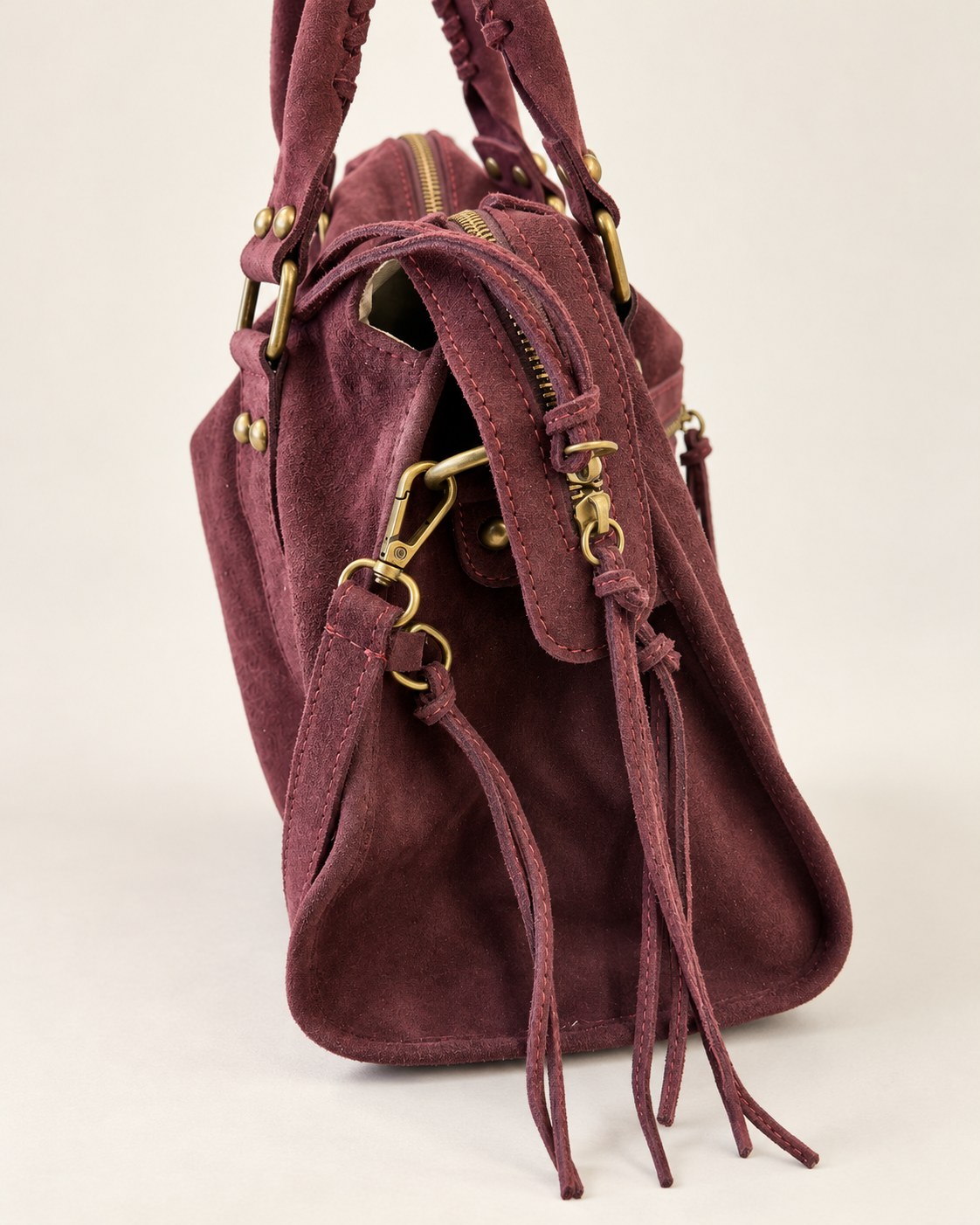 Sac bordeaux 3836 Grand Modèle en cuir de vachette, détail de profil des fermetures et attaches