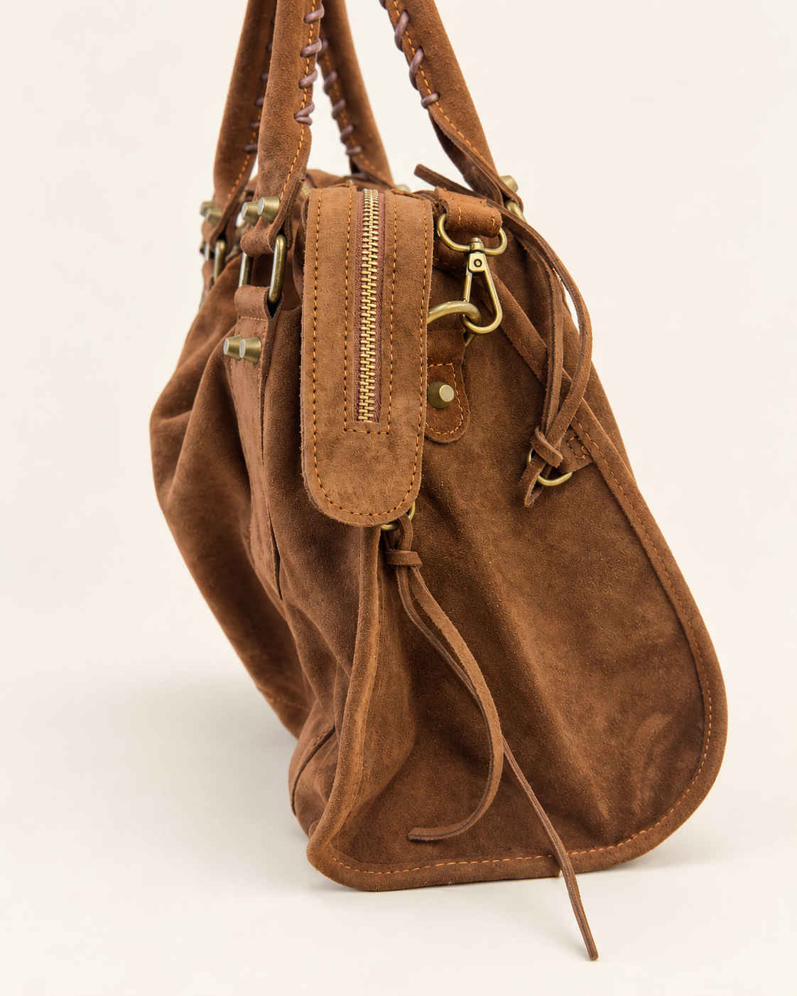 Sac Soléane camel en cuir de vachette, 3836 Grand Modèle, détail de profil des anneaux et du mousqueton