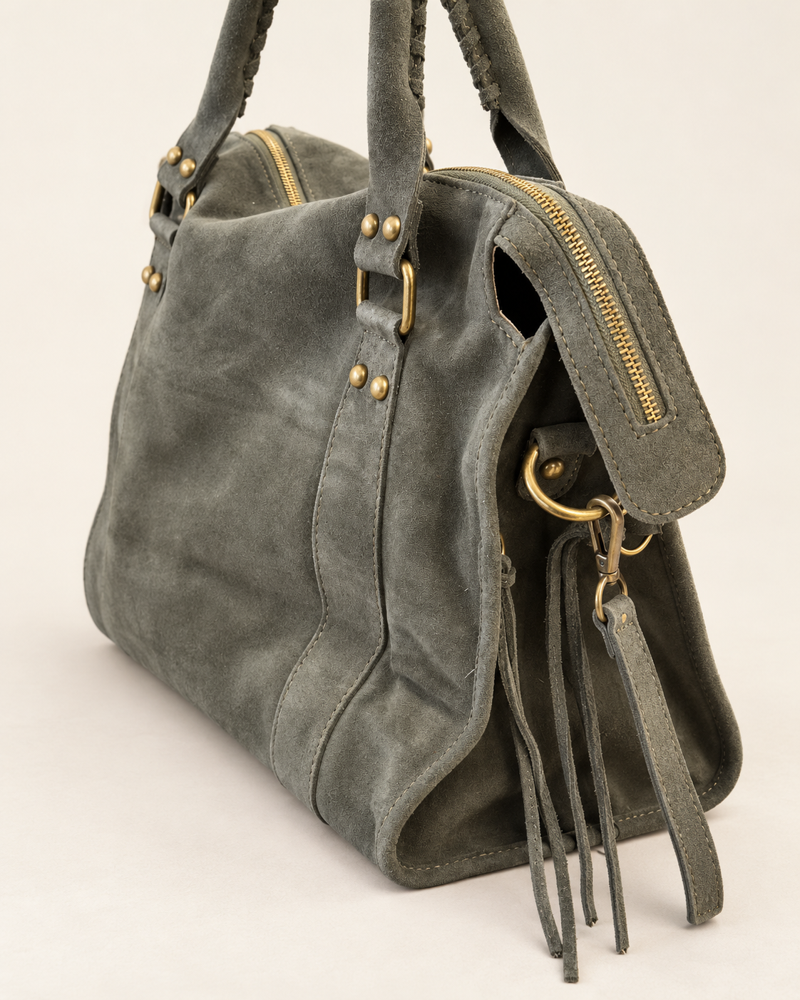 Sac Soléane kaki en cuir de vachette, 3836 Grand Modèle, détail de trois-quarts arrière du zip et du mousqueton
