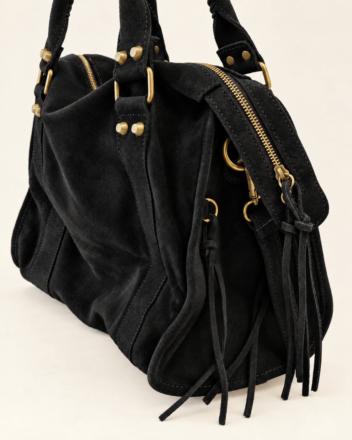 Sac Soléane 3836 Grand Modèle, reproduction en noir, vue de trois-quarts arrière avec lanières et attaches dorées