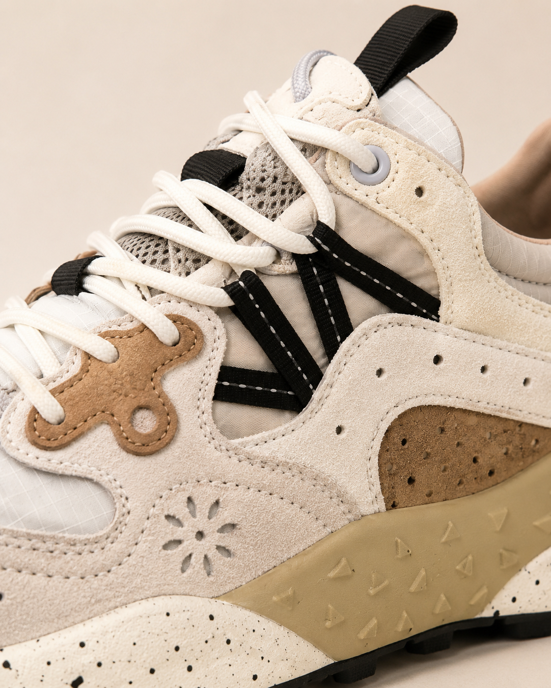 Flower Mountain Yamabushi Uni Suede blanc - détail matières et laçage