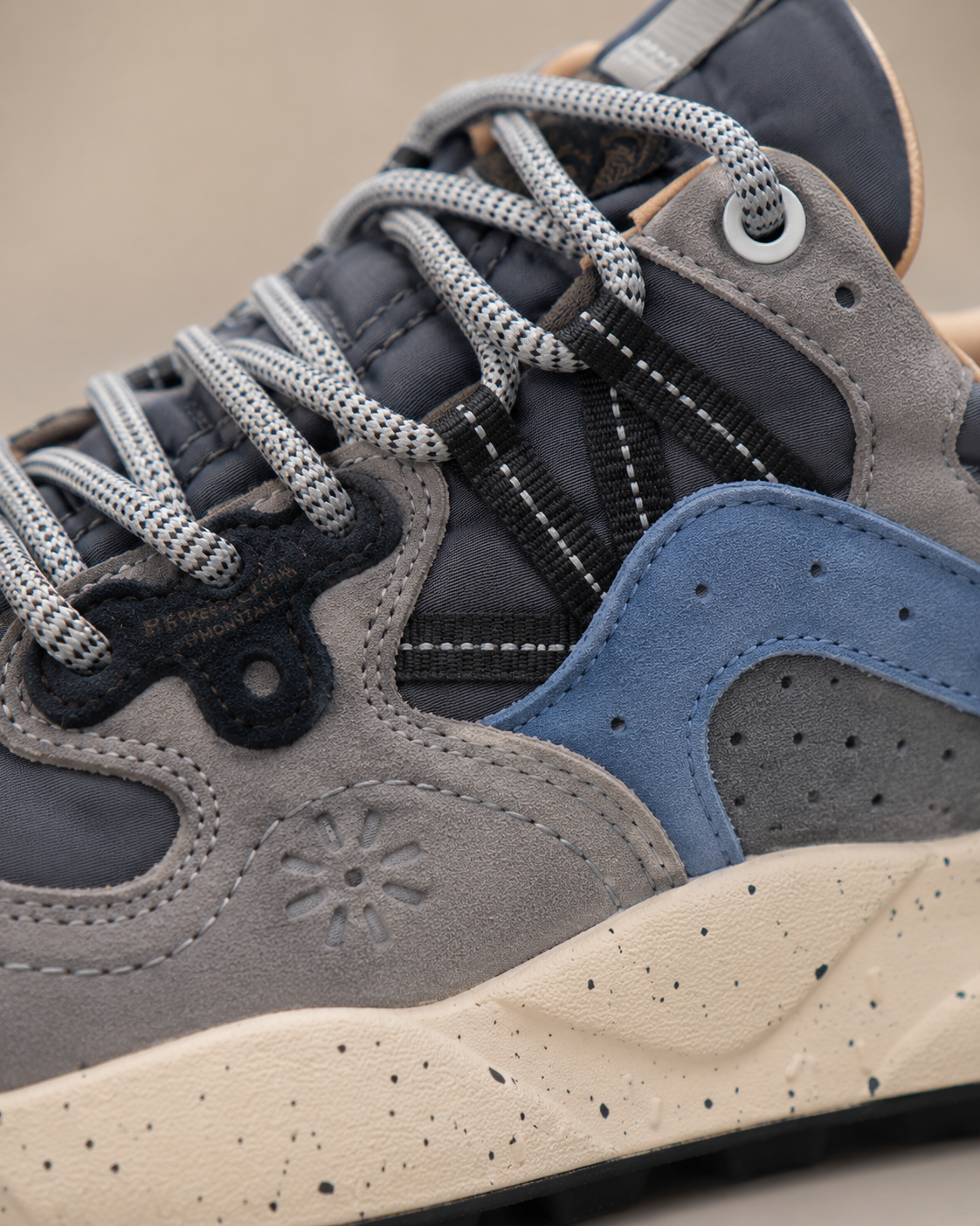 Flower Mountain Yamano 3 homme bleu gris - détail matières et laçage