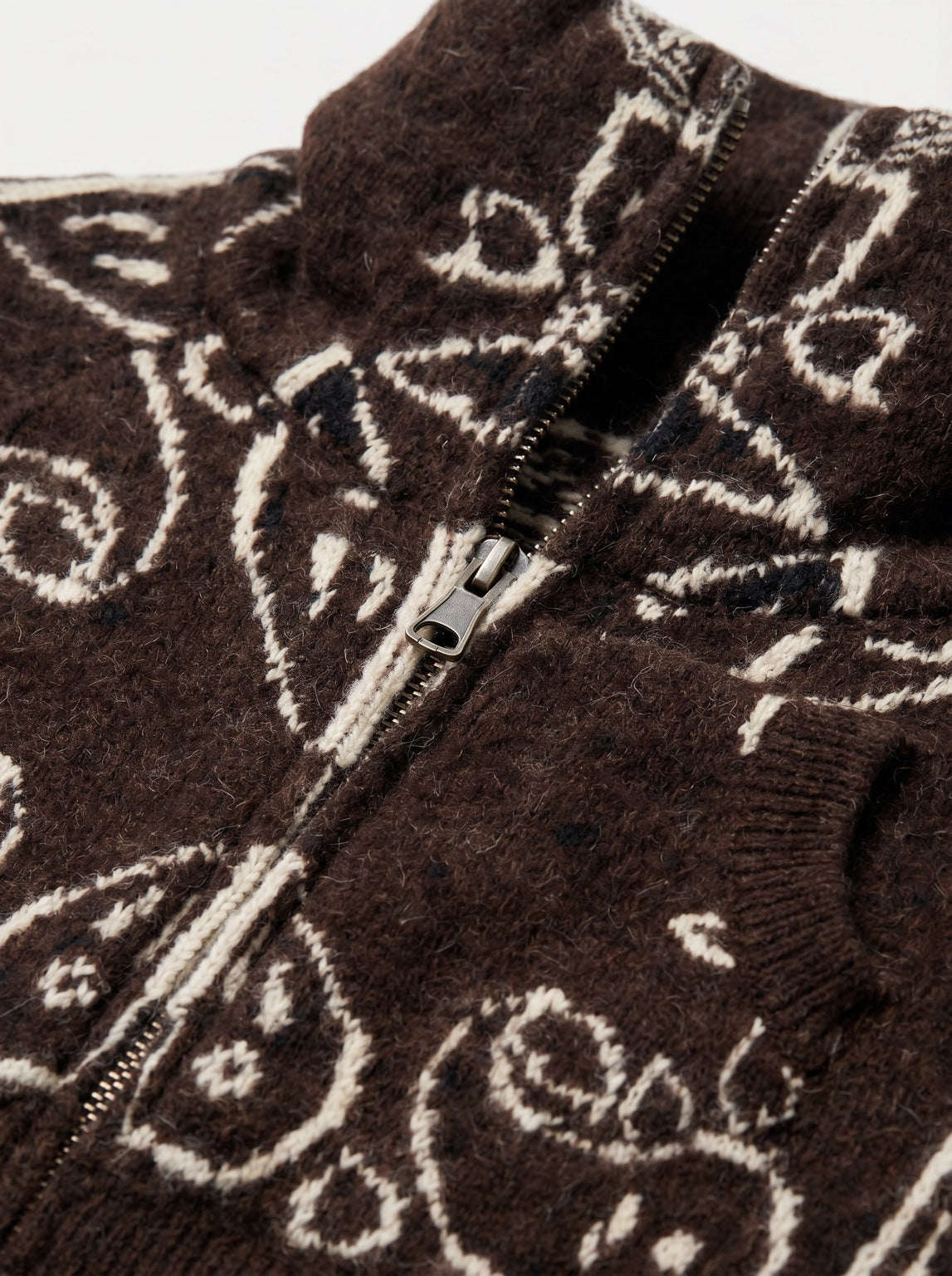 Détail du gilet BANDANA chocolat : col montant, fermeture zippée et maille à motifs bandana écrus.
