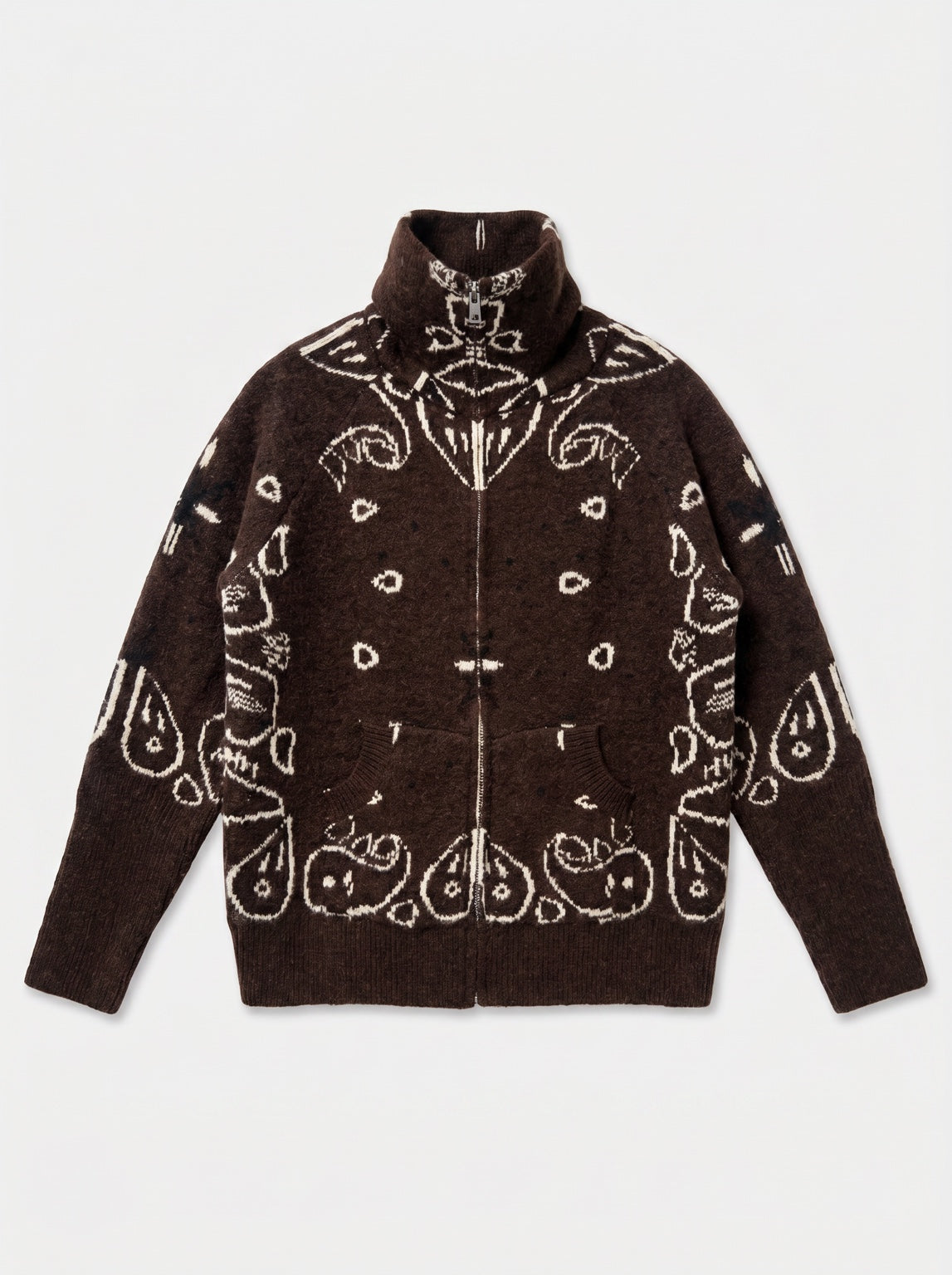 Gilet BANDANA chocolat en maille à motifs écrus, fermeture zippée, col montant et poches, vue de face.