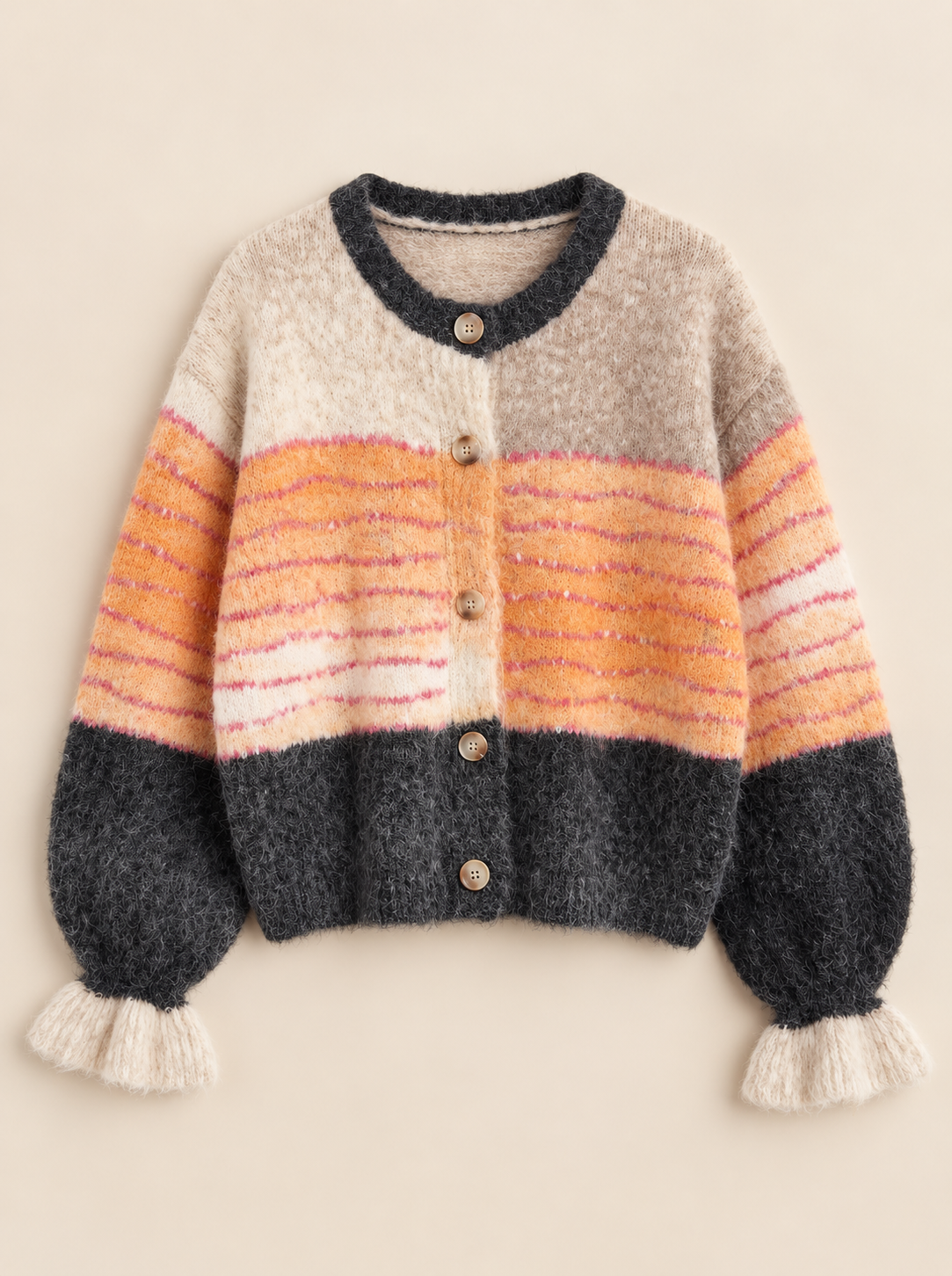 Gilet cardigan à rayures floues, photo à plat sur fond beige