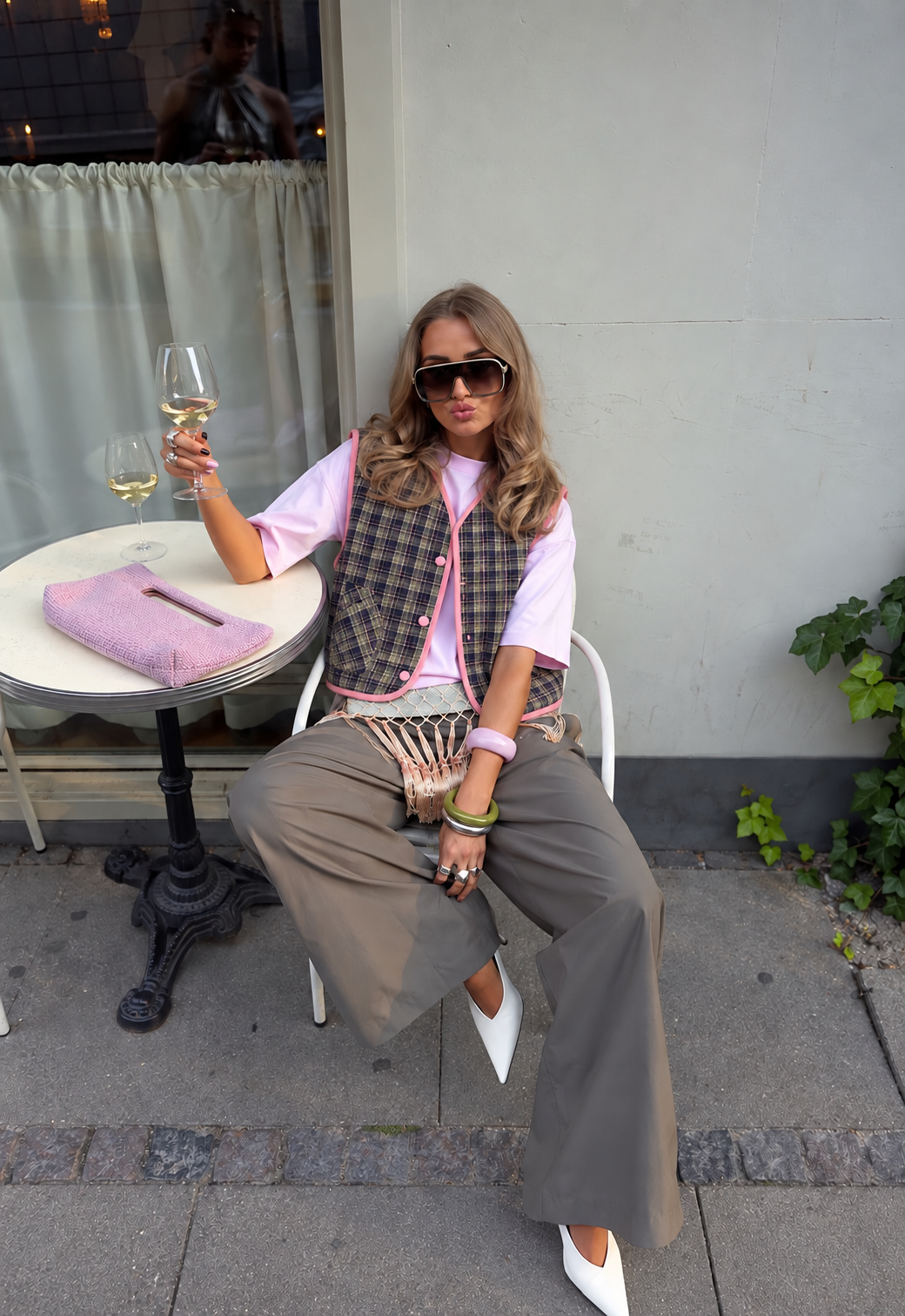 Gilet April à carreaux kaki et rose porté au café