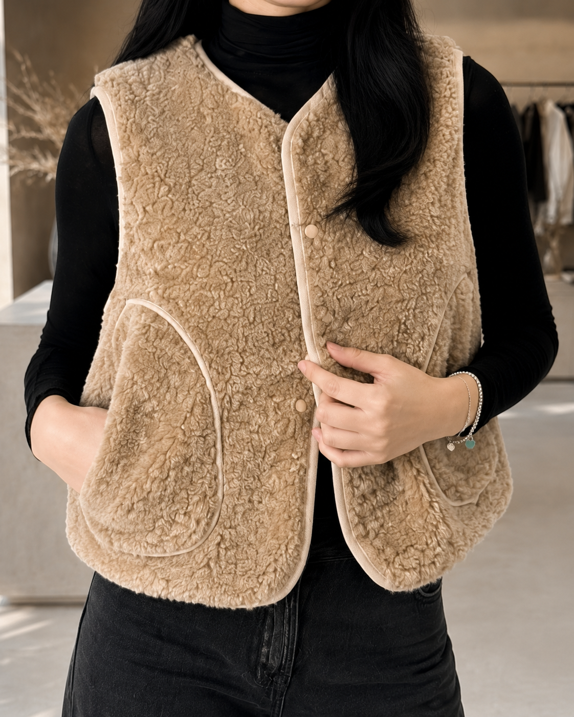 Gilet COZY beige - détail matière et poches
