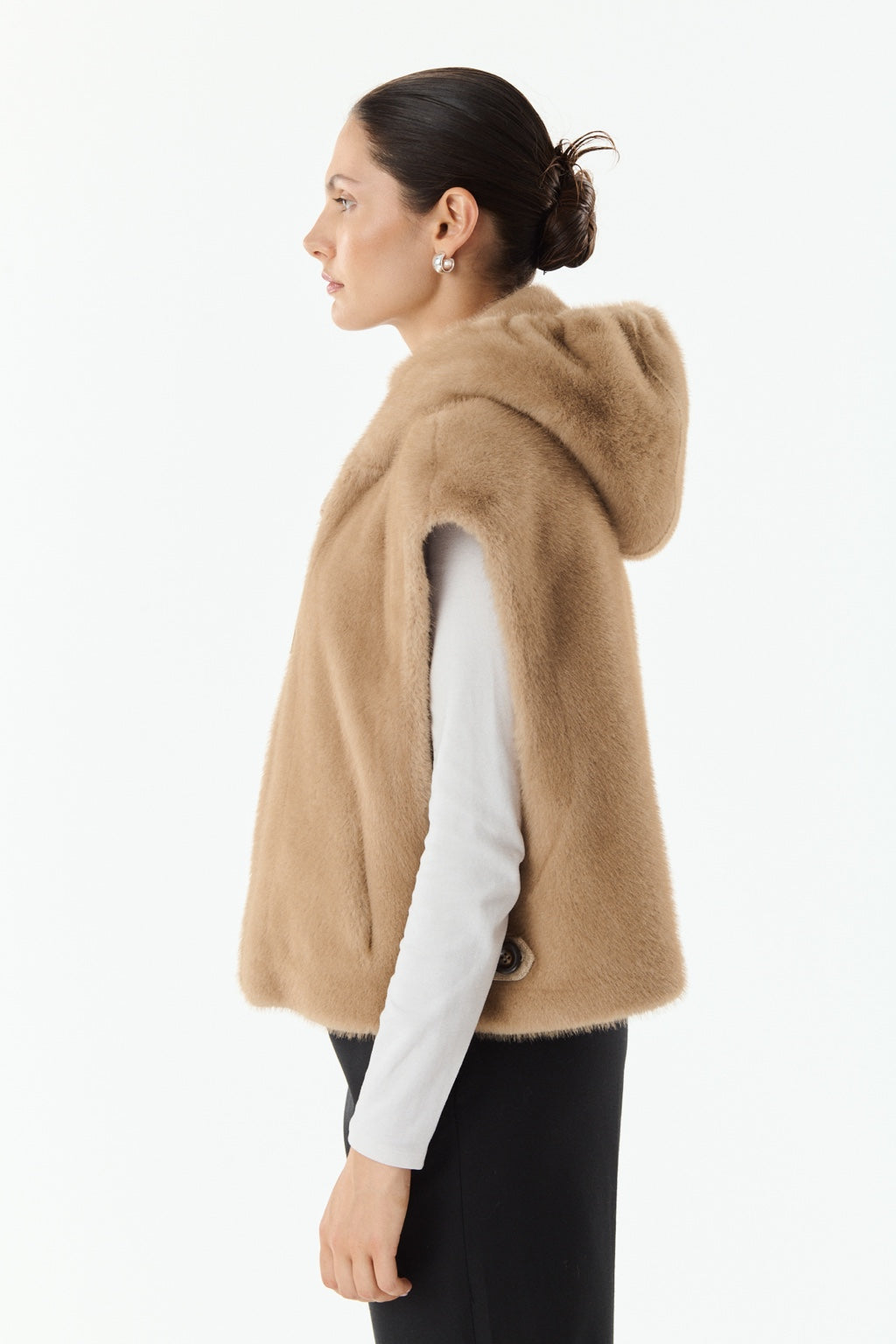 Gilet sans manches LUNA en fausse fourrure taupe – vue profil