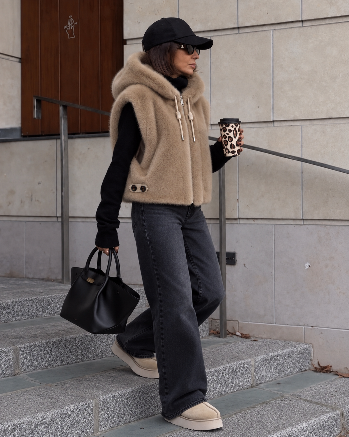 Gilet LUNA en fausse fourrure taupe – vue profil portée