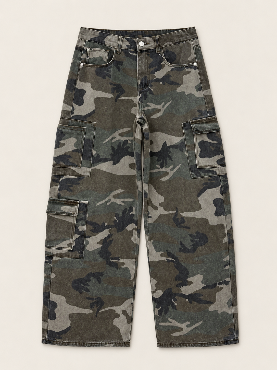 Jean cargo Sacha camouflage présenté à plat sur fond beige