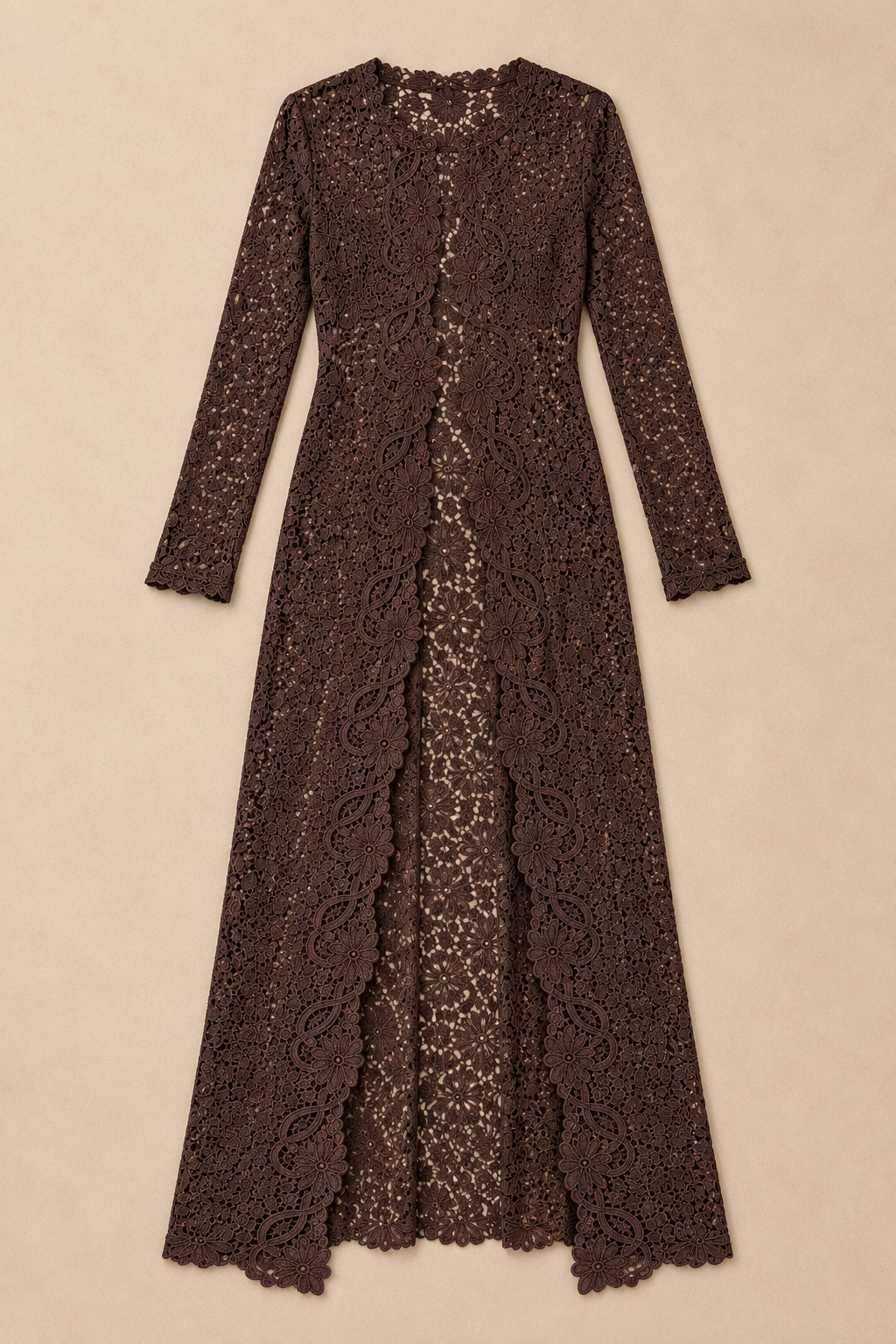 Kimono long en dentelle florale chocolat, photo à plat sur fond beige clair