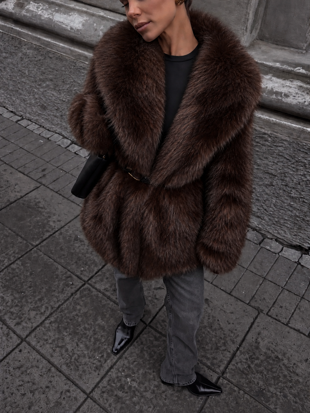 Manteau Sienna effet fourrure choco porté, vue de face