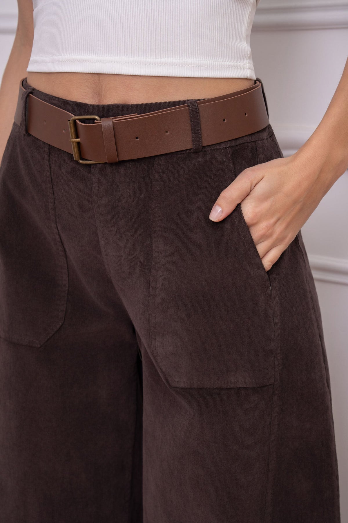 Pantalon AIMIE chocolat en velours, détail de la ceinture et des poches