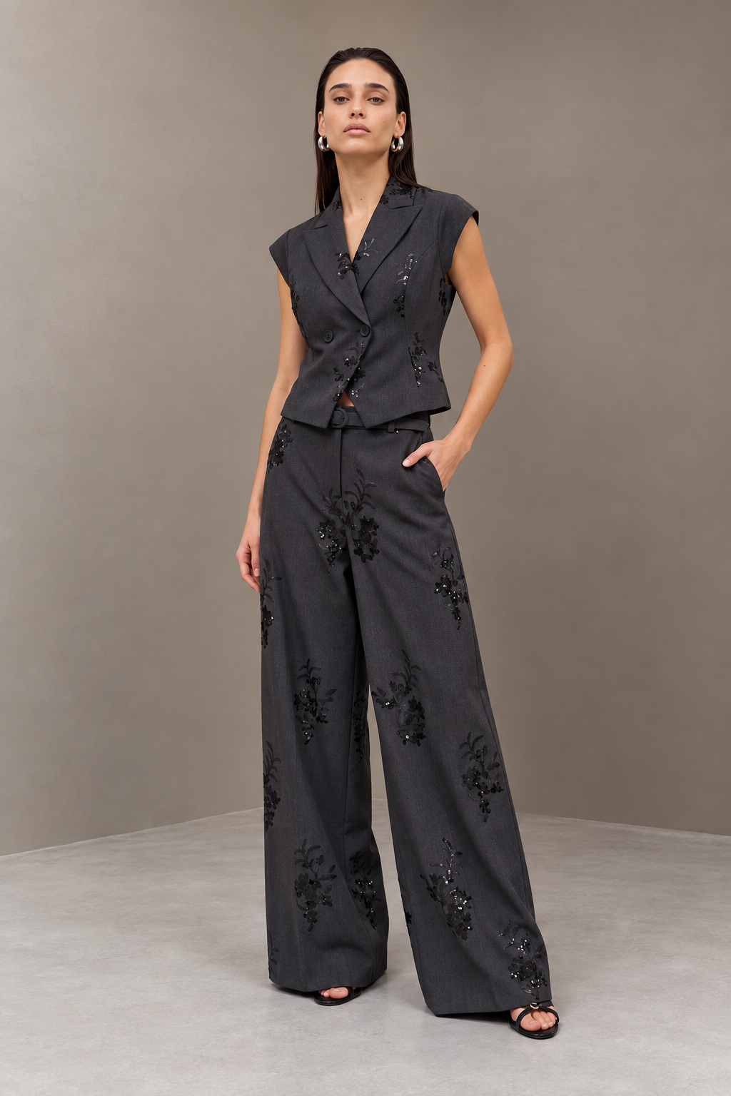 Pantalon large brodé anthracite porté avec le gilet assorti