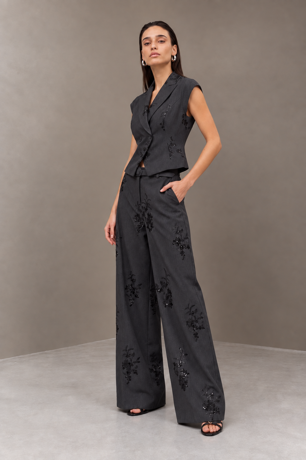 Pantalon Imperial anthracite brodé, porté en pose trois-quarts