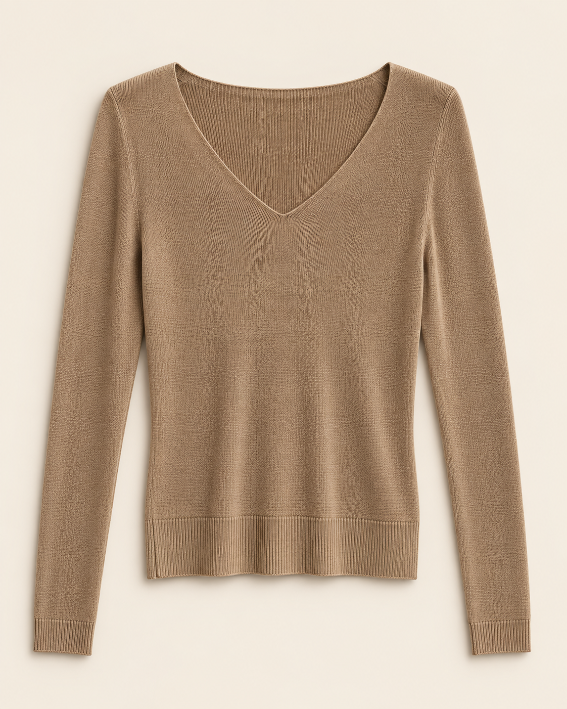 Pull ALÉANE camel à col V et manches longues, présenté à plat sur fond beige.