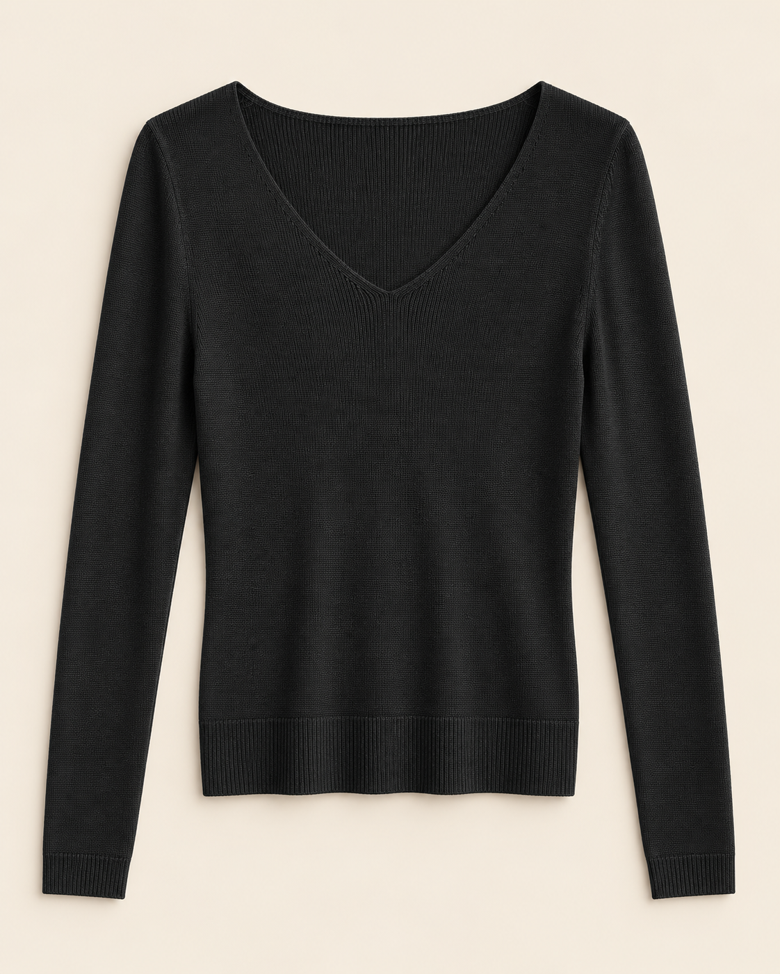 Pull ALÉANE noir en maille fine à col V et finitions côtelées, présenté à plat sur fond beige.