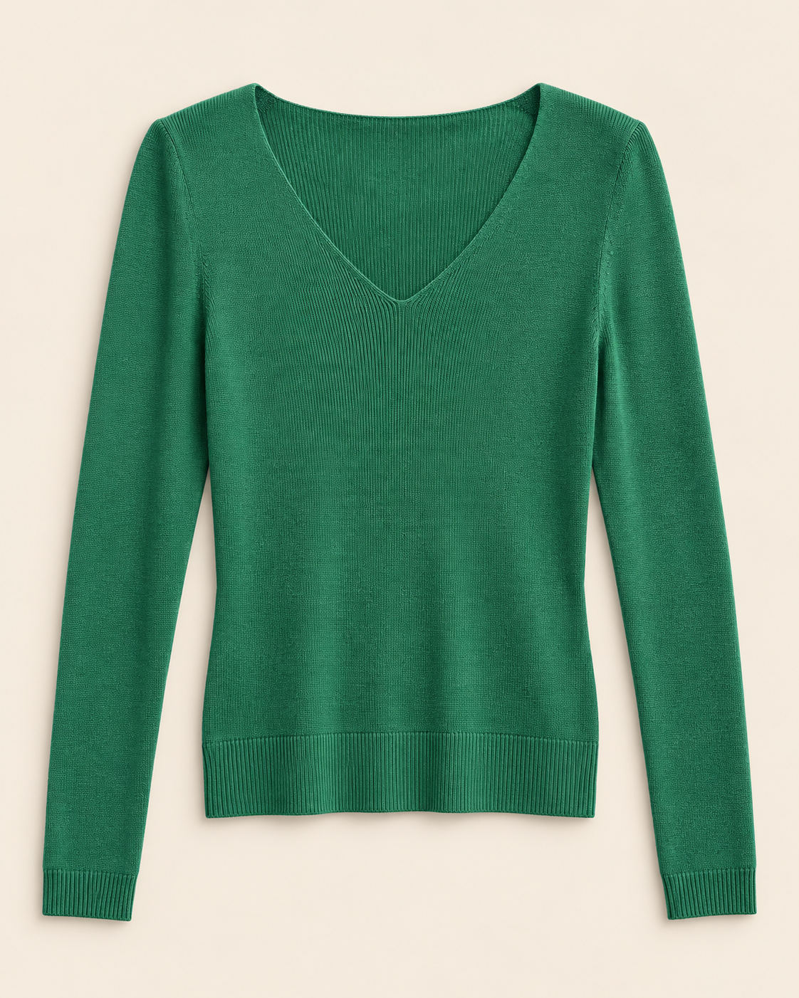 Pull ALÉANE vert émeraude à col V et finitions côtelées, présenté à plat sur fond beige.