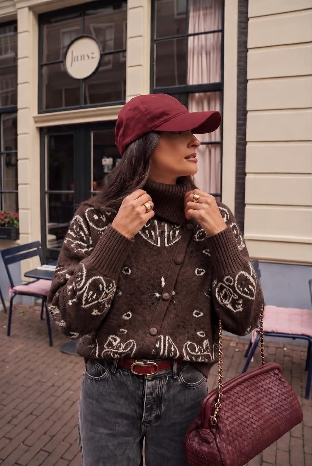 Pull ML20 chocolat porté en extérieur