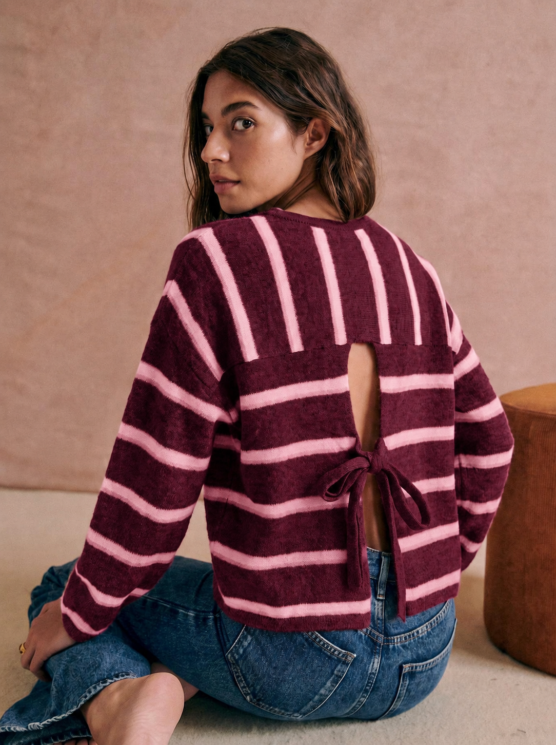 Pull ML21 bordeaux et rose porté de dos, ouverture nouée