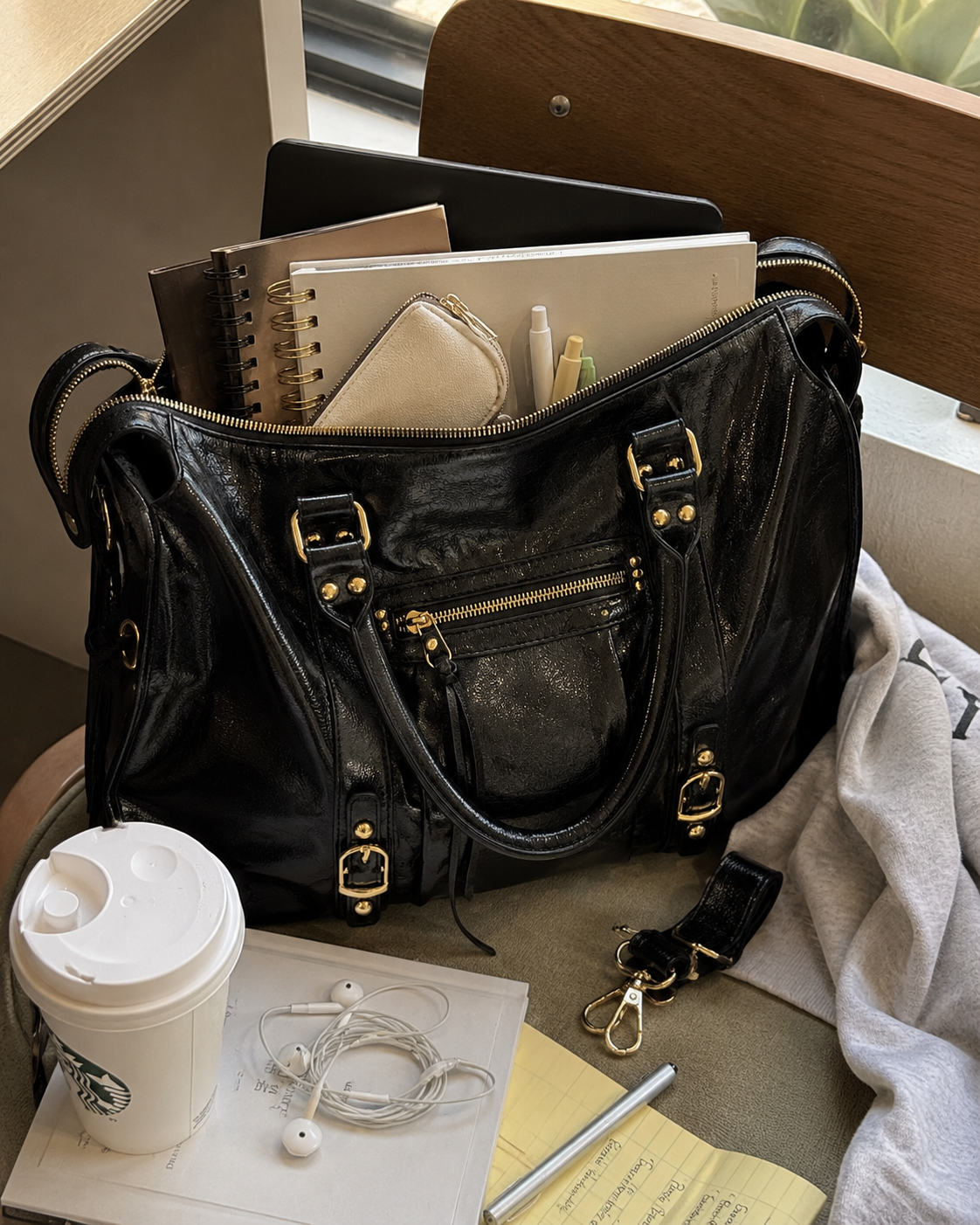 Sac grand format noir avec affaires d’étudiante pour la rentrée