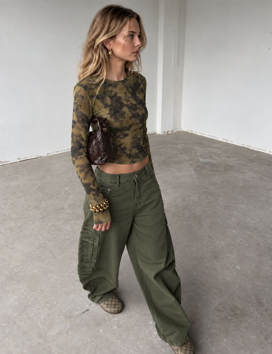 Top Naélis kaki imprimé floral et camouflage, porté