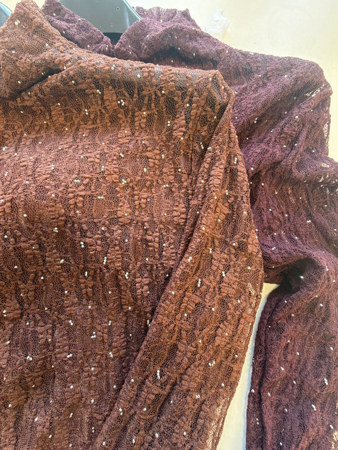 Détail de la dentelle et des petits strass du top SCINTILLA : chocolat au premier plan, Purple à l’arrière.