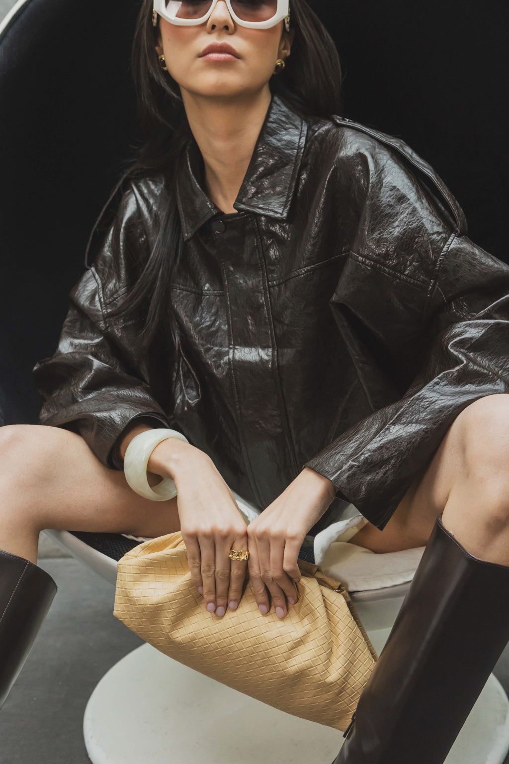 Détail de la veste bomber chocolat effet cuir brillant