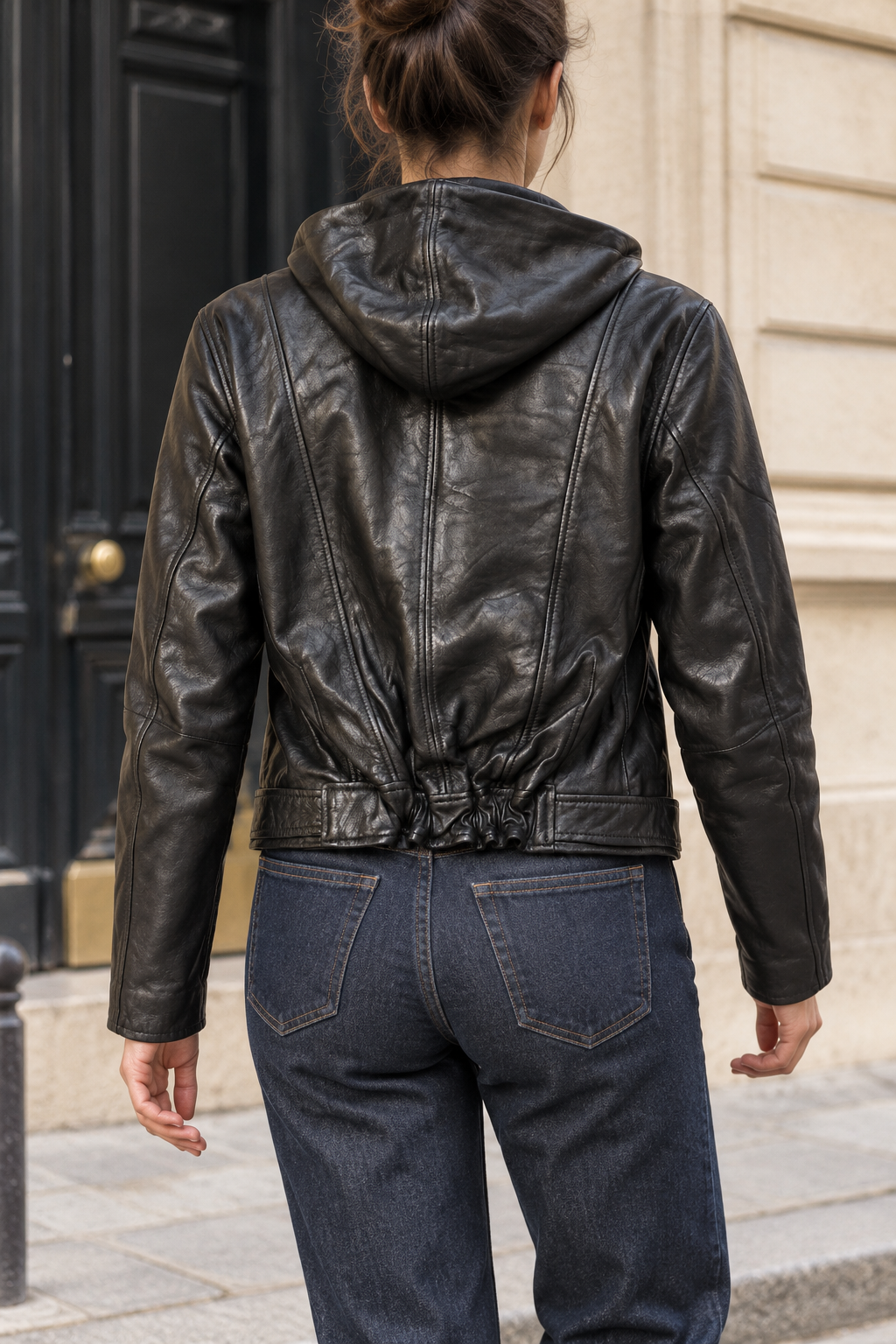 Veste Elvane en cuir noir à capuche 1101-1002 portée de dos