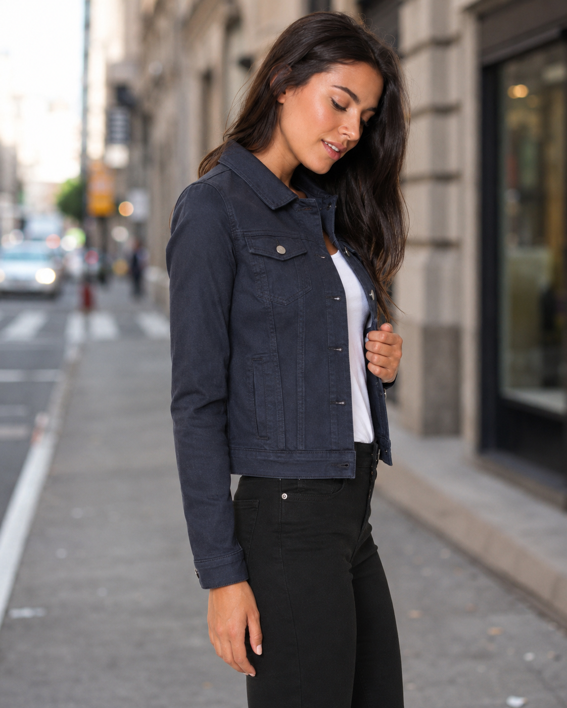 Veste Janelle bleu marine - vue de profil portée avec jean noir