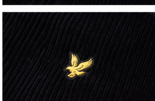 Détail du logo aigle Lyle & Scott et du velours côtelé de la veste Thibaut