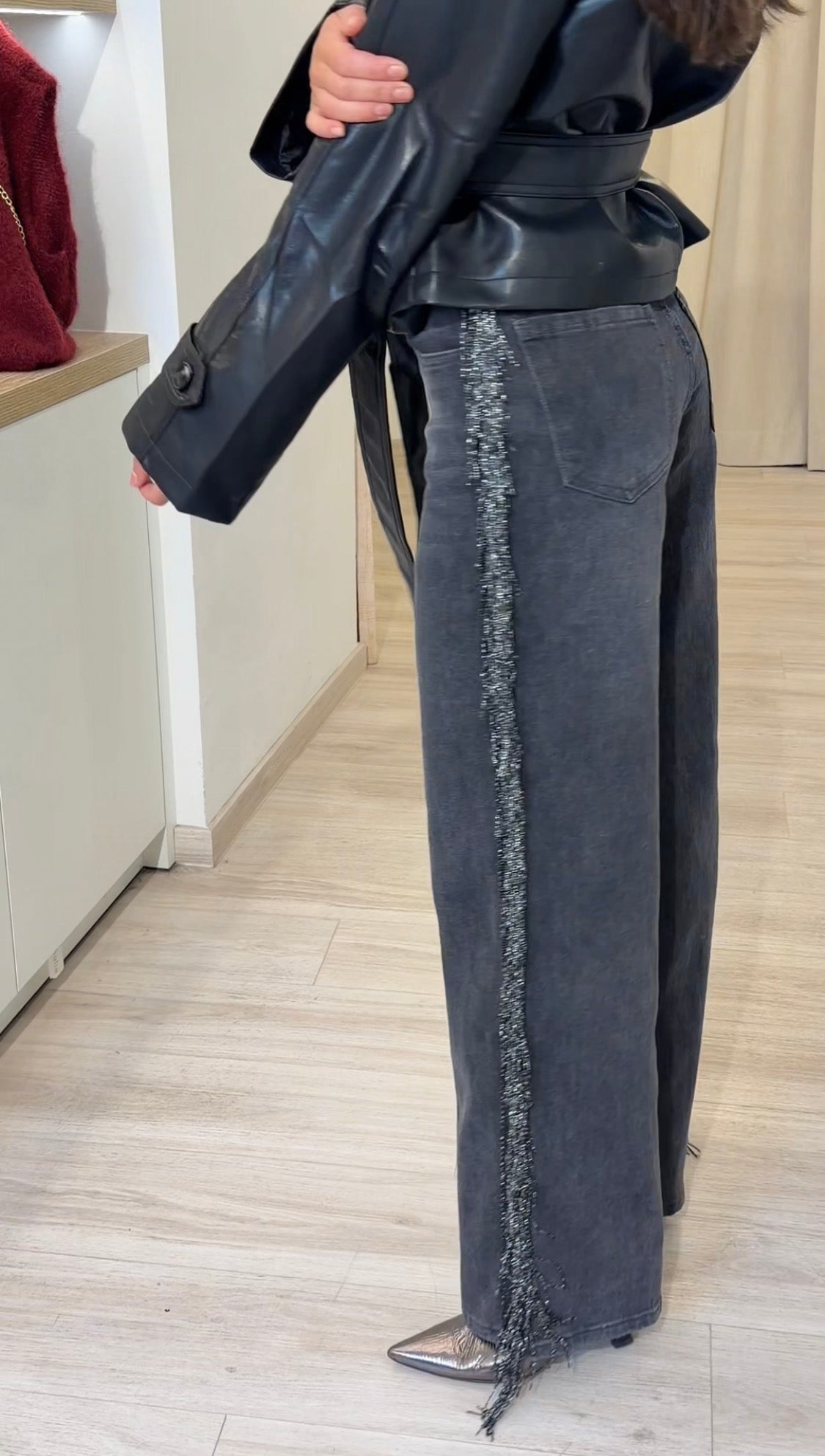 Jean wide leg noir délavé à galon brillant