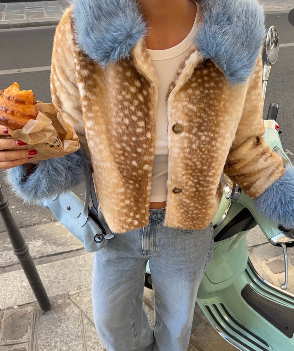 Veste courte Louna en fausse fourrure à détails bleu ciel