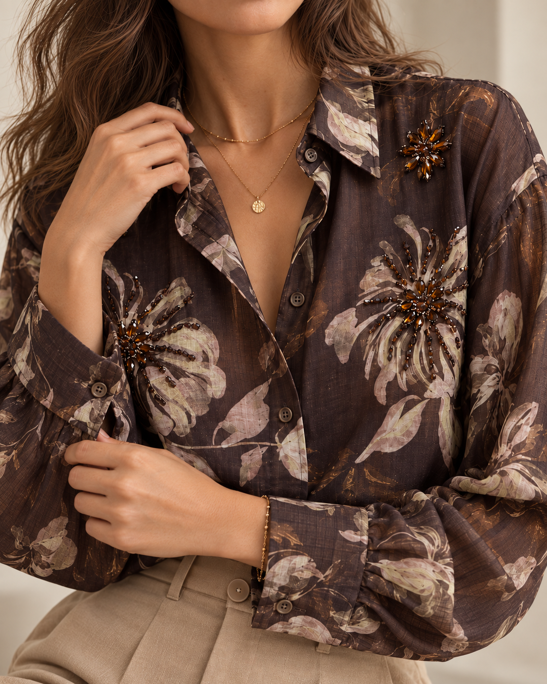 Chemise fluide fleurie brodée bijoux – Chocolat