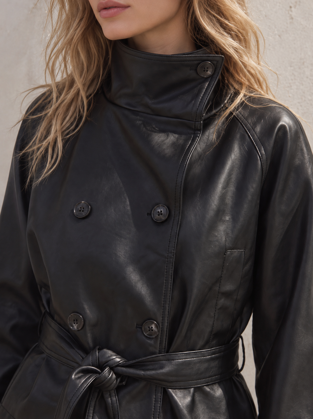 Veste courte effet cuir ceinturée